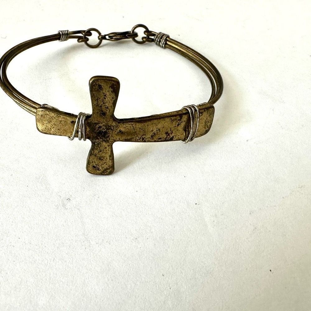 Gold tone cross wire bracelet
